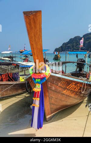 Longtail-Boote am Strand, Ko Phi Phi Don, Krabi, Thailand, Andamanensee, Indischer Ozean, Asien Stockfoto