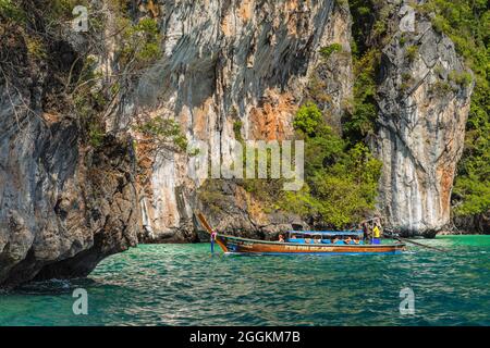 Langboot vor Ko Phi Phi Island, Krabi, Thailand, Andamanensee, Indischer Ozean, Asien Stockfoto