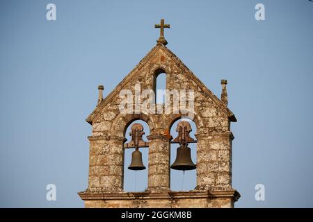 Kleiner Glockenturm mit einer Glocke einer Landkirche Stockfoto