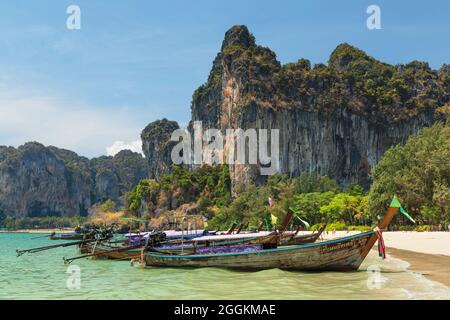 Longtail-Boote auf dem West Rai Leh Beach, der Rialay Peninsula, der Andamanensee, Krabi, Thailand, Asien Stockfoto