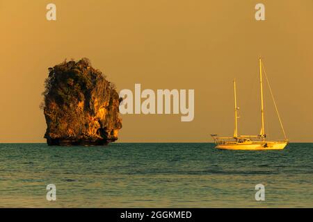 Segelboot vor Phra Nang Beach, Rai Leh Peninsula, Provinz Krabi, Thailand, Asien Stockfoto