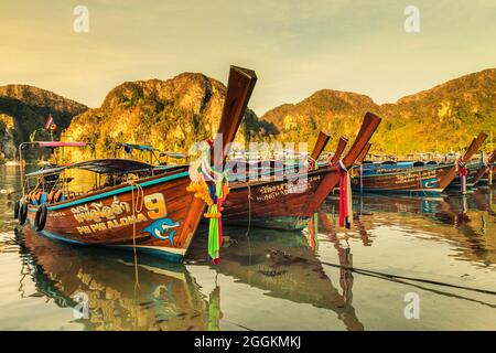 Longtail-Boote auf Ton Sai Beach, Ko Phi Phi Don, Krabi, Thailand, Andamanensee, Indischer Ozean, Asien Stockfoto