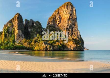 West Rai Leh Beach bei Sonnenaufgang, Rialay Peninsula, Andamanensee, Krabi, Thailand, Asien Stockfoto