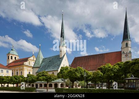 Deutschland, Bayern, Altötting, Kapellplatz mit (von rechts) Stiftspfarrkirche St. Philippus und Jakobus, Gnadenkapelle, Kapuzinerkirche St. Magdalena und Gemeindehaus Stockfoto