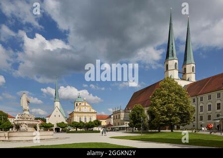 Deutschland, Bayern, Altötting, Kapellplatz mit (von rechts) Stiftskirche St. Philippus und Jakobus, Kapuzinerkirche St. Magdalena, Gnadenkapelle und Marienbrunnen Stockfoto