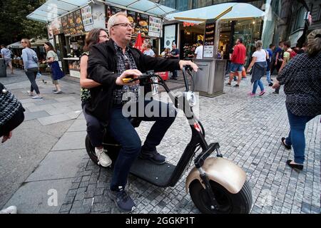 Prag, Tschechische Republik - 8. Juli 2021. Touristen auf den Straßen von Prag Stockfoto