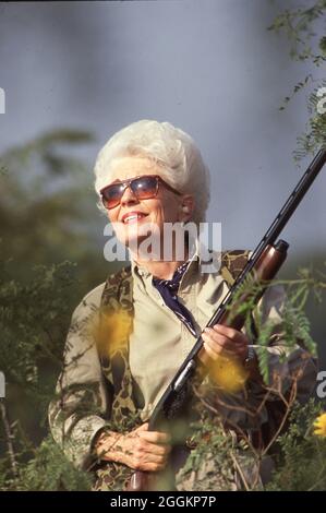 ©1990: Retrospektive von Ann W. Richards, Gouverneur von Texas von 1991-1995 als letzter demokratischer Gouverneur des Lone Star State. Sie war freimütig, lustig und bekannt für ihre fortschrittliche Politik und ihren Feminismus. Richards trägt eine Schrotflinte bei der Taubenjagd. ©Bob Daemmrich Stockfoto