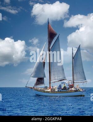 Segelboot in der Nähe von St. John-Jungfern-Inseln. Stockfoto