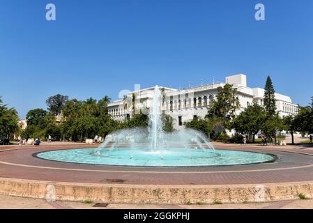 SAN DIEGO, KALIFORNIEN - 25. AUG 2021: Der Bea Evenson Brunnen im Balboa Park mit dem Natural History Museum im Hintergrund. Stockfoto