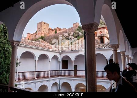 Granada, Spanien-10. Juli 2020 die berühmte Alhambra ist ein Komplex von Palästen und Festungen in Granada, Andalusien, Spanien. Stockfoto