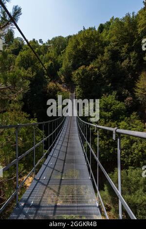 In der Nähe des Schlosses Roccamandolfi wurde eine 234 Meter lange und 140 Meter über dem Boden schwebende Metallbrücke installiert Stockfoto