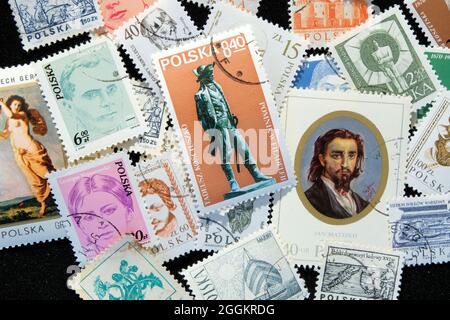 Sortierte Sammlung von Briefmarken aus Polen; abgesagte europäische Briefmarken; polnische Philatelie. Stockfoto