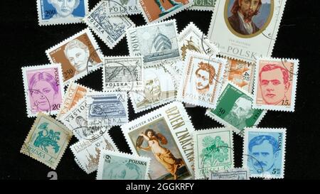 Sortierte Sammlung von Briefmarken aus Polen; abgesagte europäische Briefmarken; polnische Philatelie. Stockfoto
