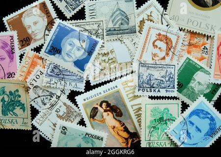 Sortierte Sammlung von Briefmarken aus Polen; abgesagte europäische Briefmarken; polnische Philatelie. Stockfoto