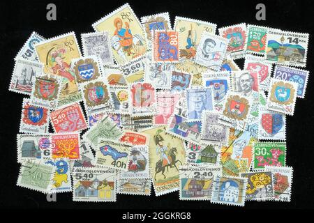 Sortierte Sammlung von Briefmarken aus der ehemaligen Tschechoslowakei; abgesagte europäische Briefmarken; tschechoslowakische Philatelie. Stockfoto