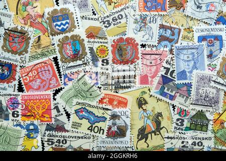 Sortierte Sammlung von Briefmarken aus der ehemaligen Tschechoslowakei; abgesagte europäische Briefmarken; tschechoslowakische Philatelie. Stockfoto