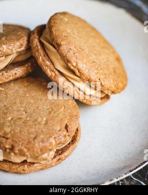 Hausgemachtes Peanut-Butterkekse-Dessert mit Nusscreme, Nahaufnahme Stockfoto