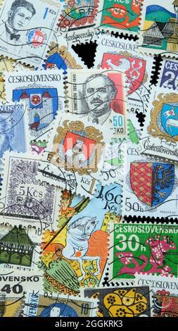 Sortierte Sammlung von Briefmarken aus der ehemaligen Tschechoslowakei; abgesagte europäische Briefmarken; tschechoslowakische Philatelie. Stockfoto