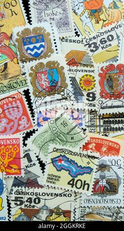 Sortierte Sammlung von Briefmarken aus der ehemaligen Tschechoslowakei; abgesagte europäische Briefmarken; tschechoslowakische Philatelie. Stockfoto