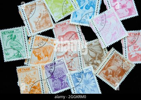 Verschiedene Briefmarken aus Vietnam mit einheimischen Tieren, Vögeln und Pflanzen; abgesagte asiatische Briefmarken; vietnamesische Philatelie. Stockfoto