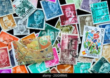Sortierte Sammlung von Briefmarken aus Spanien; abgesagte europäische Briefmarken; spanische Philatelie. Stockfoto