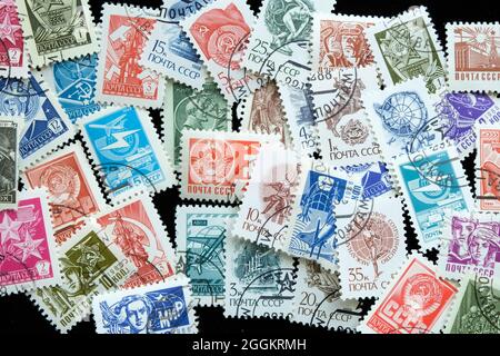 Sortierte Sammlung von Briefmarken aus der ehemaligen Sowjetunion; abgesagte osteuropäische Briefmarken; sowjetische Philatelie. Stockfoto