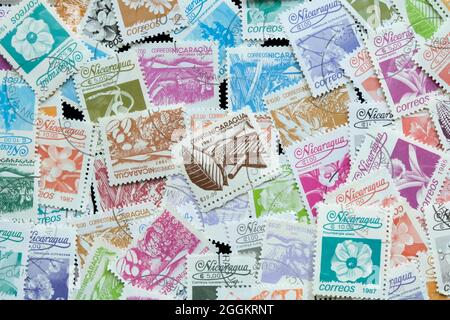 Sortierte Sammlung von Briefmarken aus Nicaragua mit lokalen Blumen und Pflanzen; abgesagte zentralamerikanische Briefmarken; nicaraguanische Philatelie. Stockfoto