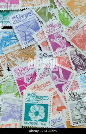 Sortierte Sammlung von Briefmarken aus Nicaragua mit lokalen Blumen und Pflanzen; abgesagte zentralamerikanische Briefmarken; nicaraguanische Philatelie. Stockfoto
