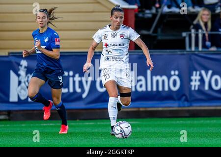 Malmoe, Schweden. August 2021. Jelena Cankovic (10 Rosengard) Katharina Naschenweng (9 Hoffenheim) während des Spiels in der Champions League zwischen Rosengard und Hoffenheim in der Malmoe Arena in Malmoe, Schweden. Kredit: SPP Sport Pressefoto. /Alamy Live News Stockfoto