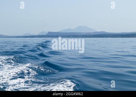 3D-Rendering der blauen, breiten Kristallozeanwellen Stockfoto