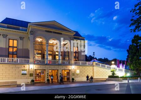 Baden bei Wien, Casino, Haupteingang, größtes Casino Europas inklusive Kongress- und Veranstaltungszentrum in Wienerwald (Wienerwald), Niederösterreich, Österreich Stockfoto