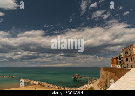 Am Fuße des alten Dorfes Termoli schlängelt sich die Promenade des Trabucchi, ein Teil der Küste, von dem aus Sie Zugang zu haben Stockfoto