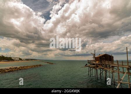 Am Fuße des alten Dorfes Termoli schlängelt sich die Promenade des Trabucchi, ein Teil der Küste, von dem aus Sie Zugang zu haben Stockfoto