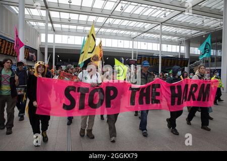 London, Großbritannien. August 2021. Umweltaktivisten von Extinction Rebellion marschieren am neunten Tag ihrer Impossible Rebellion Proteste durch die London Bridge Station. Extinction Rebellion fordert die britische Regierung auf, alle Investitionen in neue fossile Brennstoffe mit sofortiger Wirkung einzustellen. Kredit: Mark Kerrison/Alamy Live Nachrichten Stockfoto