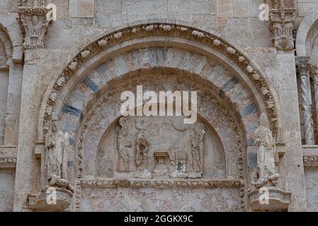 Von erheblichem architektonischem Interesse ist die apulische Kathedrale im romanischen Stil, in der sich die Körper der Schutzheiligen der Stadt, Basso und Timoteo, befinden Stockfoto