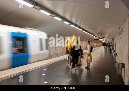 Drei Mädchen warten auf die U-Bahn in einer der U-Bahn-Stationen von Stockholm (Schweden) Stockfoto