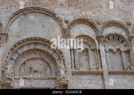 Von erheblichem architektonischem Interesse ist die apulische Kathedrale im romanischen Stil, in der sich die Körper der Schutzheiligen der Stadt, Basso und Timoteo, befinden Stockfoto