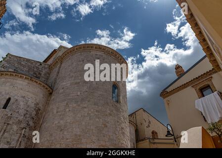 Von erheblichem architektonischem Interesse ist die apulische Kathedrale im romanischen Stil, in der sich die Körper der Schutzheiligen der Stadt, Basso und Timoteo, befinden Stockfoto