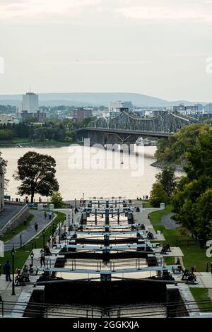 Vertikale Aufnahme des Rideau-Kanals in Ottawa, Ontario, Kanada Stockfoto