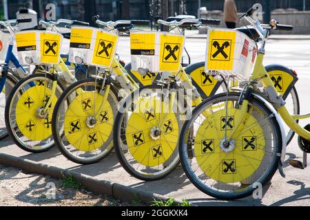 Leihfahrräder stehen nebeneinander Stockfoto