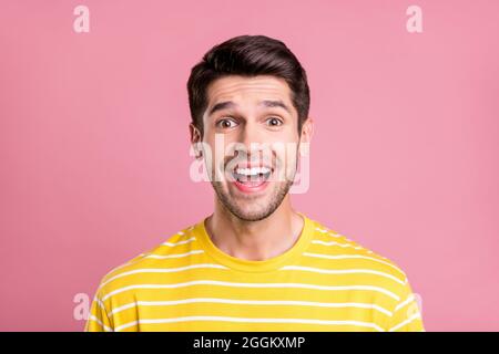 Portrait von attraktiven erstaunt fröhlichen Kerl große Nachrichten Reaktion isoliert über rosa Pastellfarben Hintergrund Stockfoto