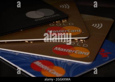 Stapel von mastercard-Karten auf schwarzer Oberfläche Stockfoto