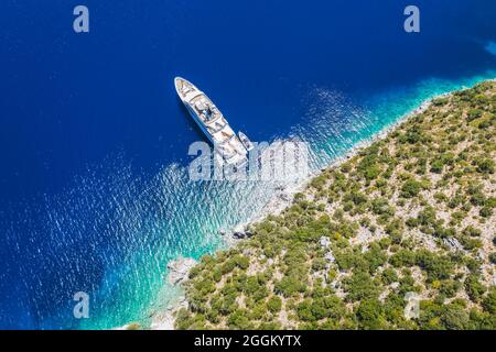 Luxuriöses einsames Yacht-Boot im türkisblauen Meer an abgeschiedener abgelegener Küste der Ionischen Insel Kefalonia, Griechenland, Stockfoto