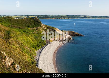 Cap d´Erquy, Küste und Bucht Anse de Port Blanc im Abendlicht, in der Nähe von Erquy, Frankreich, Bretagne, Côtes d´Armor, Côte de Penthièvre Stockfoto