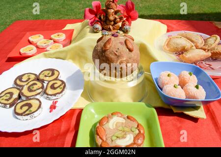 Verschiedene indische Süßigkeiten, die für Prashad hergestellt wurden und Lord Ganesha während Festivals wie Ganesh chaturtschi und verheißungsvollen Ereignissen angeboten wurden Stockfoto