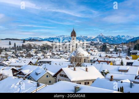 Stadtansicht von Nesselwang vor den Alpen im Winter, Ostallgäu, Allgäu, Schwaben, Bayern, Deutschland, Europa Stockfoto