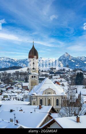Stadtansicht von Nesselwang vor den Alpen im Winter, Ostallgäu, Allgäu, Schwaben, Bayern, Deutschland, Europa Stockfoto