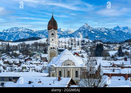 Stadtansicht von Nesselwang vor den Alpen im Winter, Ostallgäu, Allgäu, Schwaben, Bayern, Deutschland, Europa Stockfoto