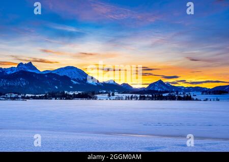 Gefrorener Hopfensee im Winter, bei Hopfen am See, Ostallgäu, Allgäu, Schwaben, Bayern, Deutschland, Europa Stockfoto