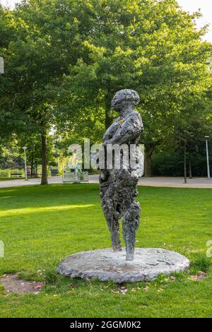 Amsterdam, Niederlande - 14. August 2021: Mama Baranka Anti-Rassismus-Bronzestatue im Vondelpark von Nelson Carrilho, auf grüner Wiese mit viel gr. Stockfoto